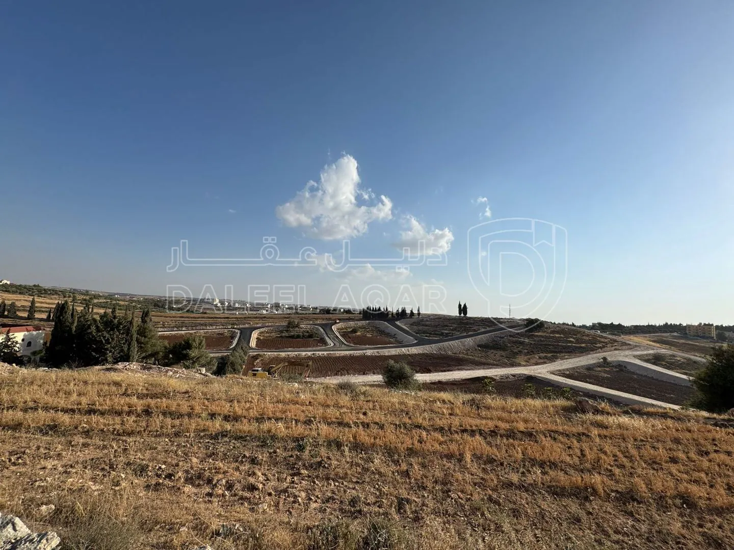 أرض في بلعاس - يبعد 6 دقائق عن طريق المطار - 159,900 دأ - صورة 1